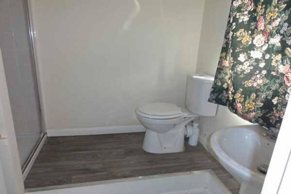 1 bedroom flat Second Floor 4